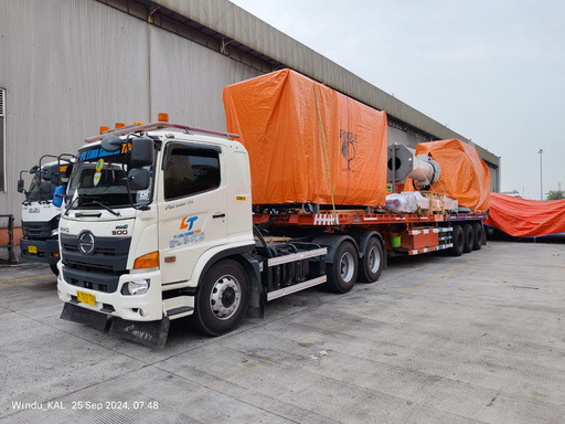 Truk LST membawa kargo besar dengan terpal oranye