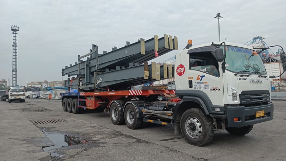 Truk LST Isuzu Giga di pelabuhan