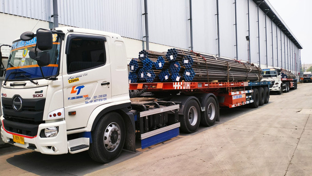 Truk LST membawa pipa baja di gudang