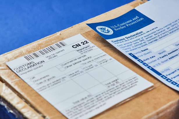 Label deklarasi bea cukai pada paket